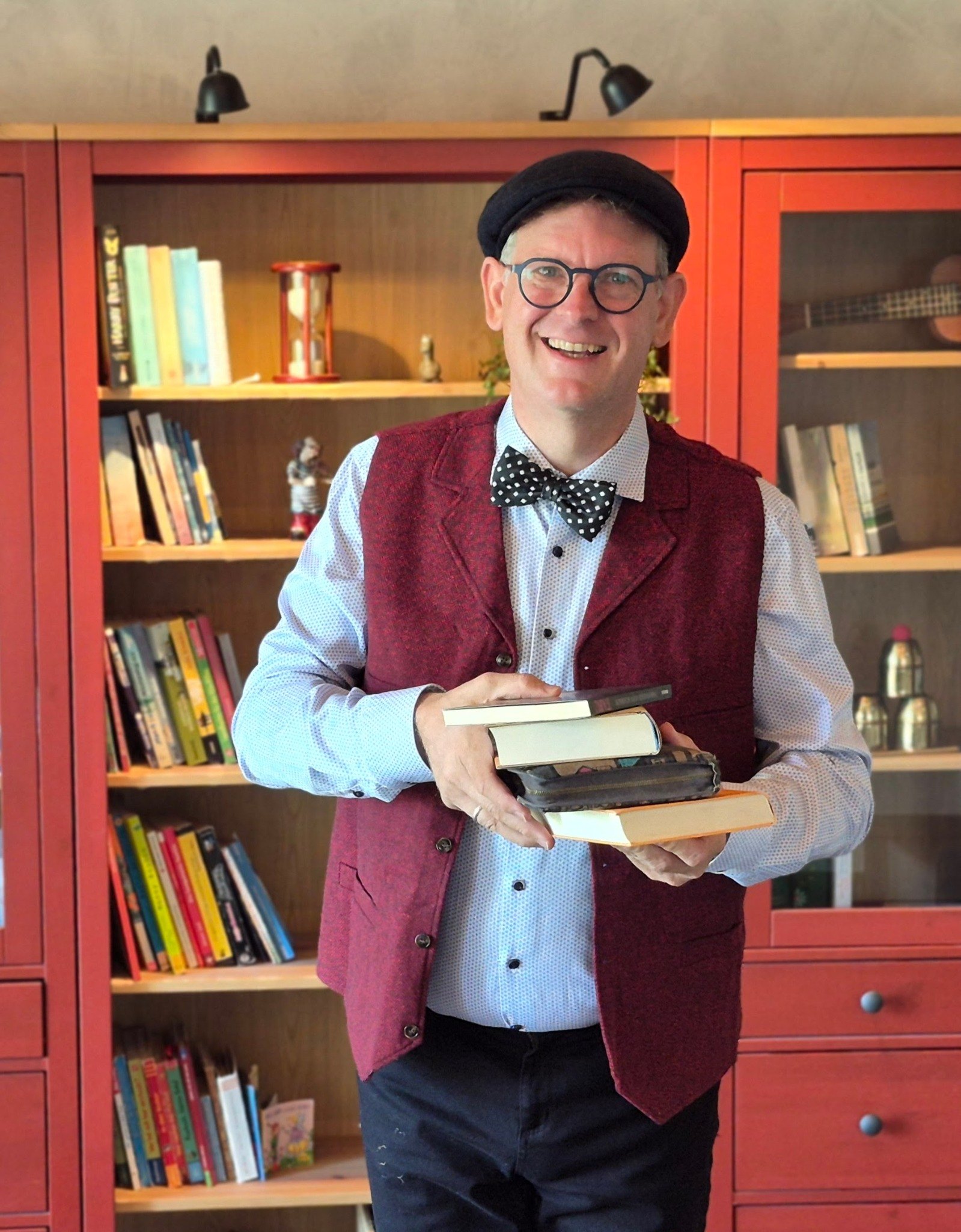 Der Buchzauberer Benji Wiebe mit Büchern