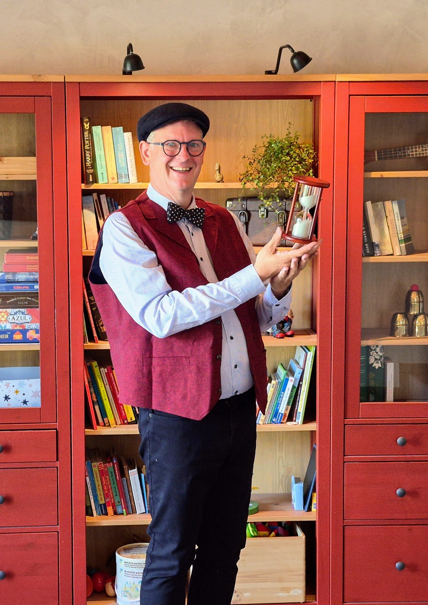 Benji Wiebe als Buchzauberer mit einer Sanduhr