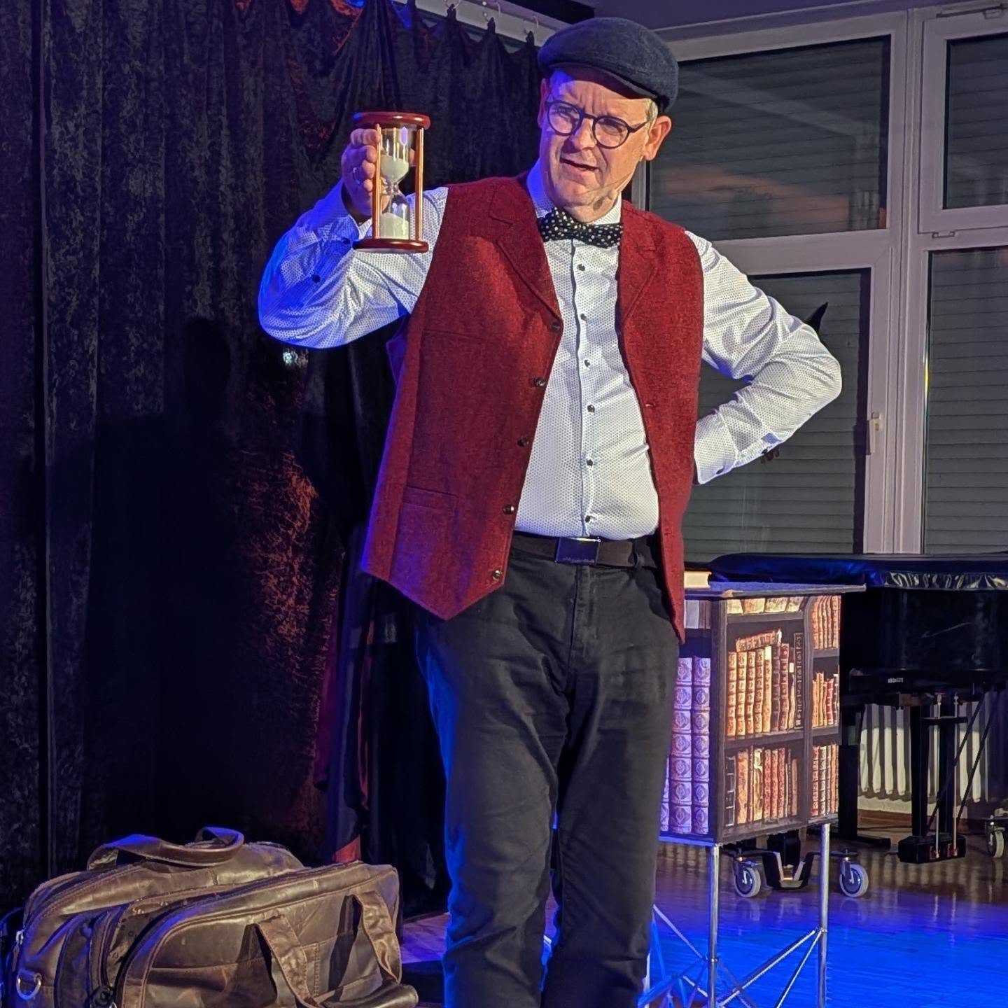 Der Buchzauberer Benji Wiebe mit einer Sanduhr